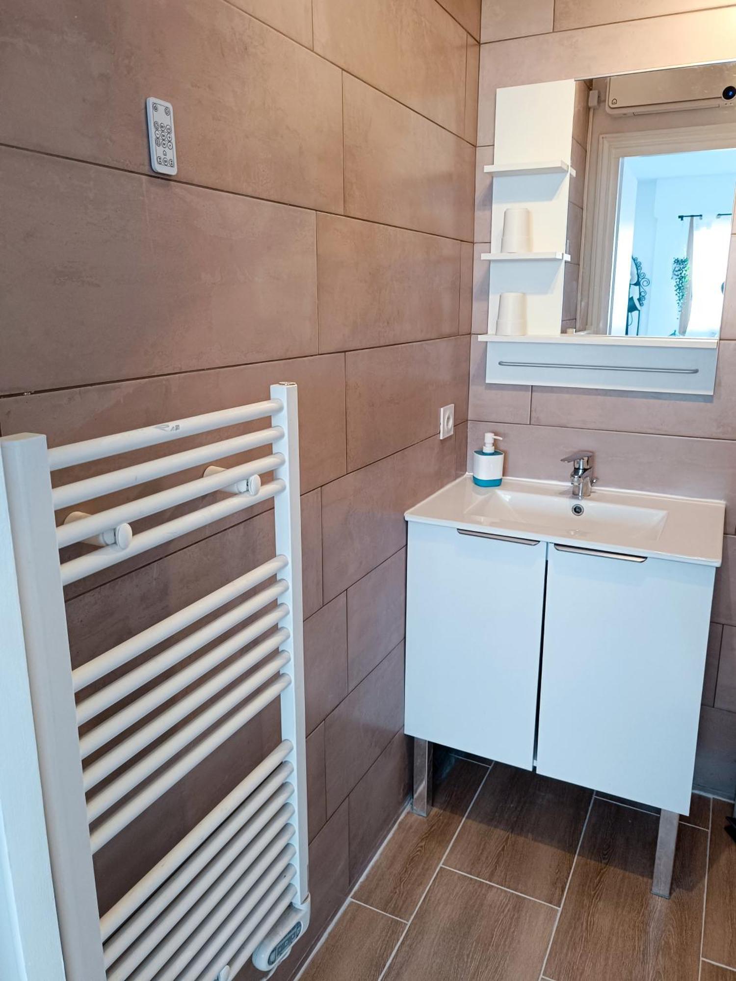 2 Pieces Climatise Avec Balcon Dans Le Vieil Antibes, Residence Avec Ascenseur Bagian luar foto